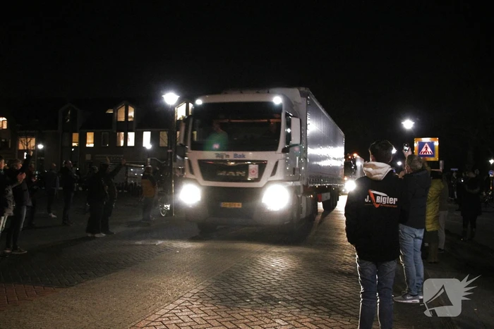 Zes vrachtwagens uitgezwaaid door dorpsbewoners