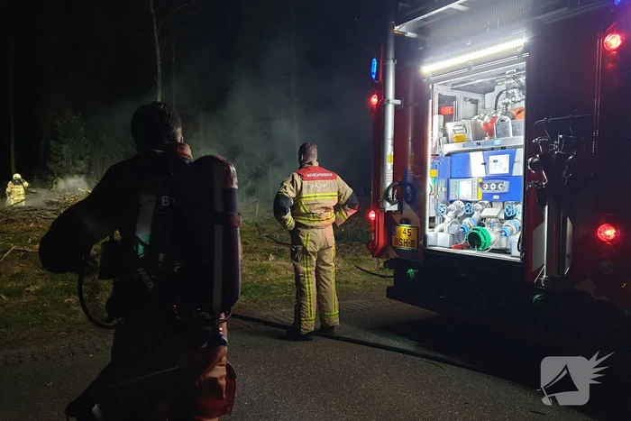 Brandweer blust brandende takken