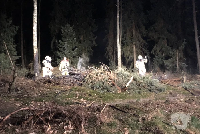 Brandweer blust brandende takken