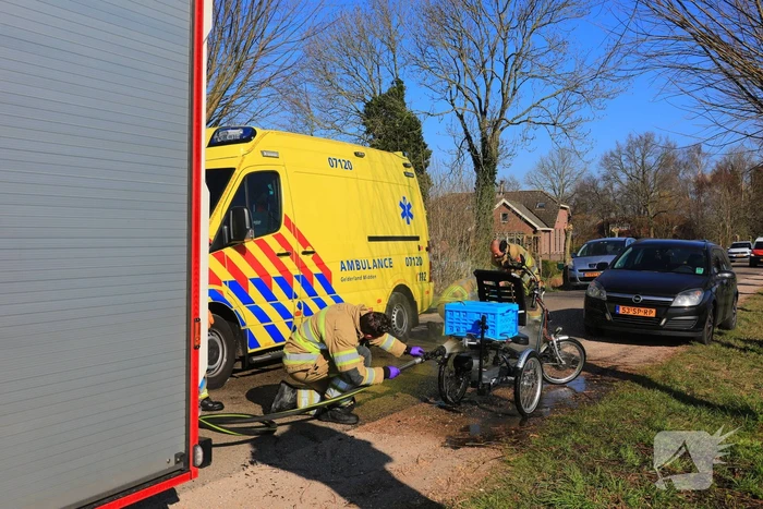 Man met driewieler rijdt de sloot in