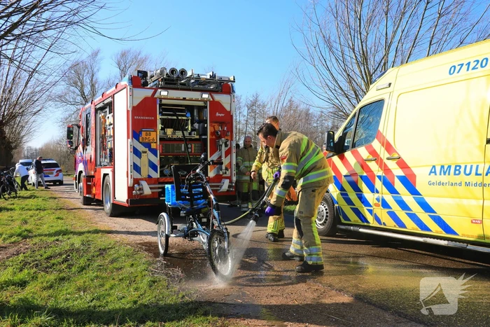Man met driewieler rijdt de sloot in