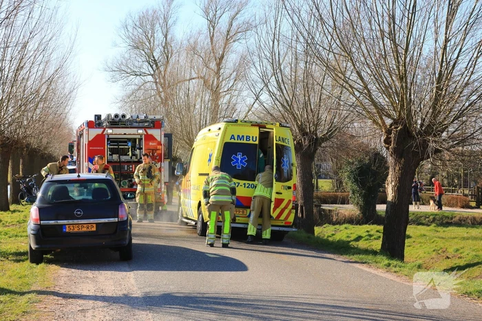 Man met driewieler rijdt de sloot in