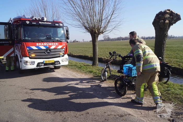 Man met driewieler rijdt de sloot in