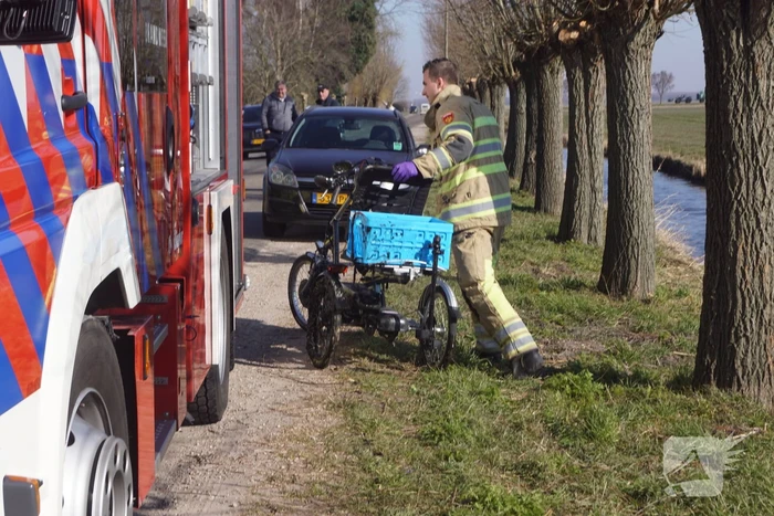 Man met driewieler rijdt de sloot in