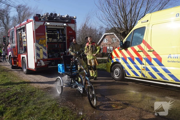 Man met driewieler rijdt de sloot in