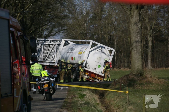 Vrachtwagen belandt in sloot