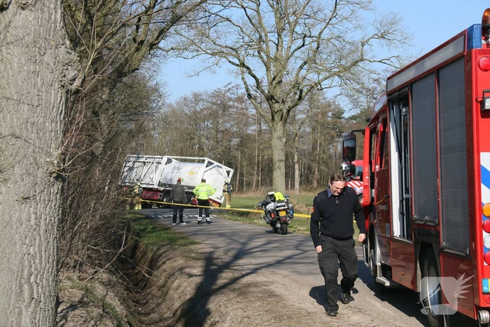 Vrachtwagen belandt in sloot
