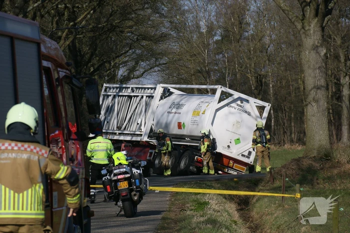 Vrachtwagen belandt in sloot