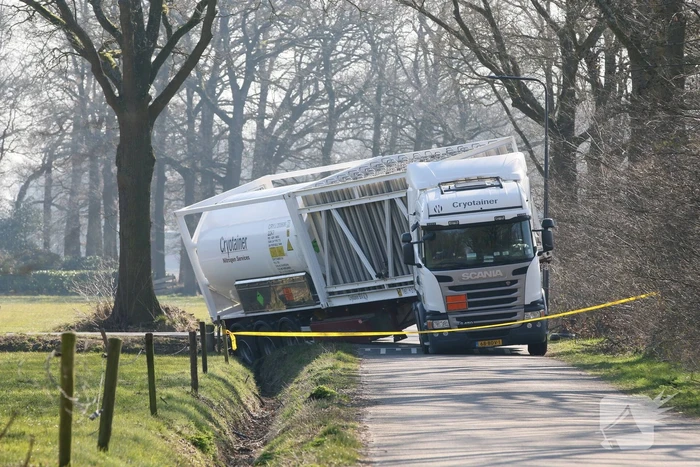 Vrachtwagen belandt in sloot