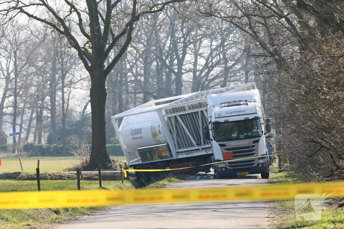 Vrachtwagen belandt in sloot