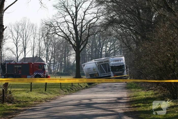 Vrachtwagen belandt in sloot