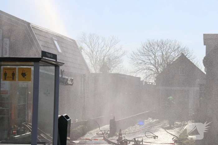 Uitslaande brand richt grote schade aan in woonwijk