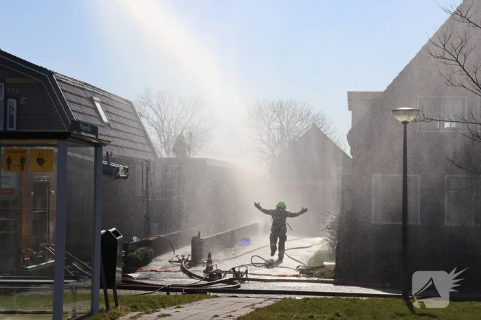 Uitslaande brand richt grote schade aan in woonwijk