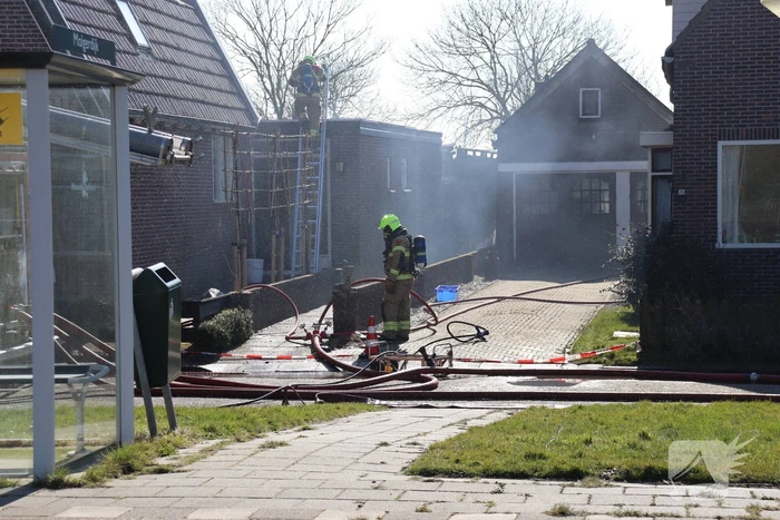 Uitslaande brand richt grote schade aan in woonwijk