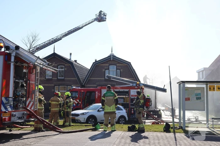 Uitslaande brand richt grote schade aan in woonwijk
