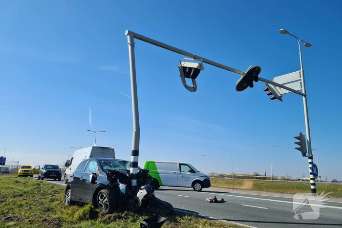 Auto total-loss na botsing op stoplicht