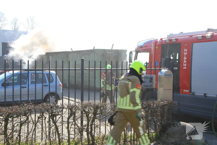Forse rookontwikkeling bij brand in container