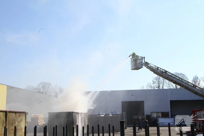 Forse rookontwikkeling bij brand in container