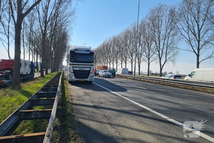 Vijf voertuigen betrokken bij botsing op snelweg
