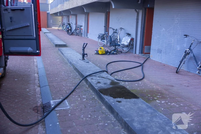 Bak met verfspuitbussen vat vlam in kelderbox