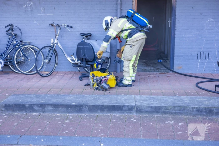 Bak met verfspuitbussen vat vlam in kelderbox