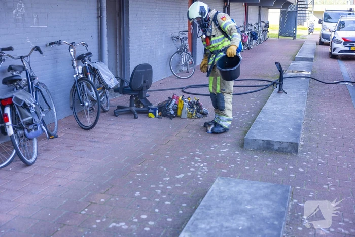Bak met verfspuitbussen vat vlam in kelderbox