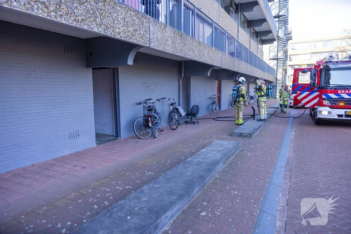 Bak met verfspuitbussen vat vlam in kelderbox