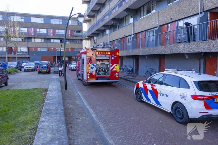 Bak met verfspuitbussen vat vlam in kelderbox