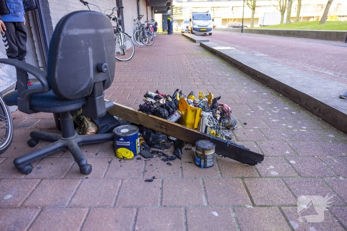 Bak met verfspuitbussen vat vlam in kelderbox
