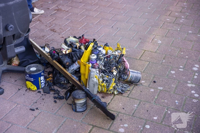 Bak met verfspuitbussen vat vlam in kelderbox