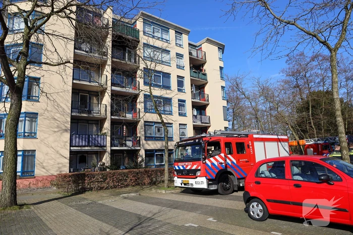 Brandweer blust brand op balkon