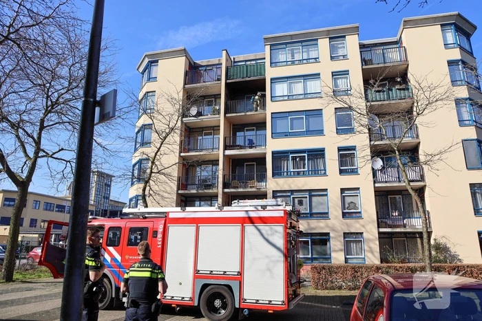 Brandweer blust brand op balkon