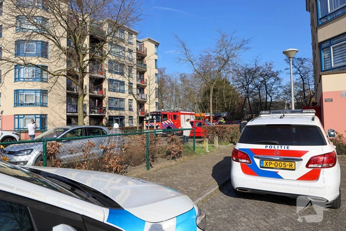 Brandweer blust brand op balkon