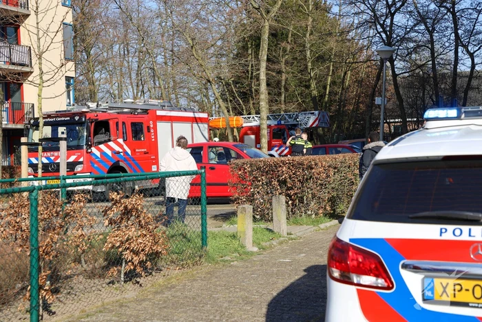 Brandweer blust brand op balkon