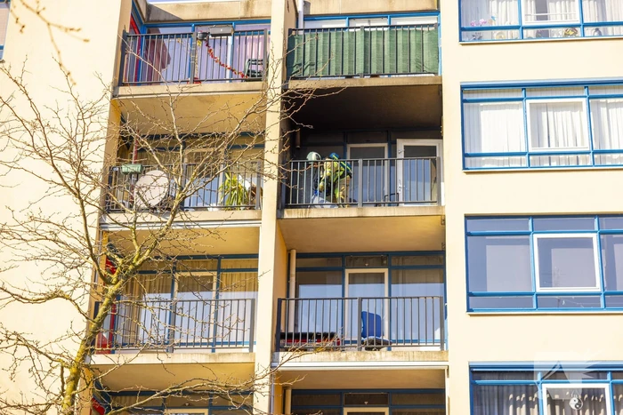 Brandweer blust brand op balkon