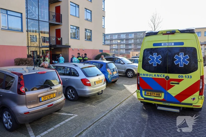 Brandweer blust brand op balkon
