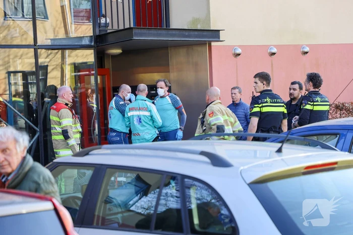 Brandweer blust brand op balkon