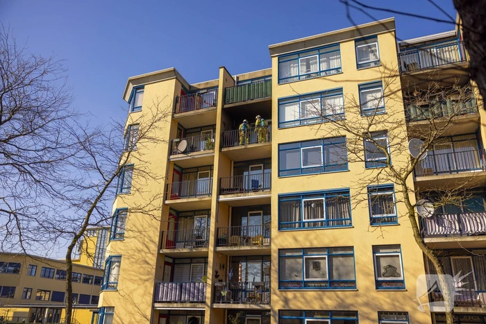 Brandweer blust brand op balkon