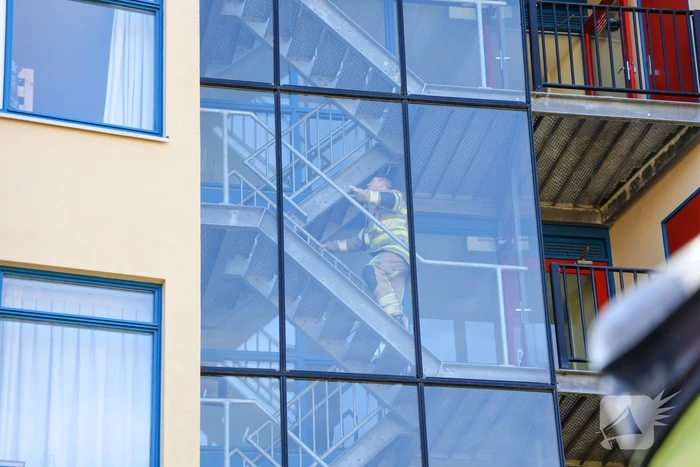 Brandweer blust brand op balkon