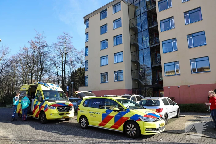 Brandweer blust brand op balkon
