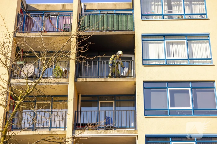Brandweer blust brand op balkon