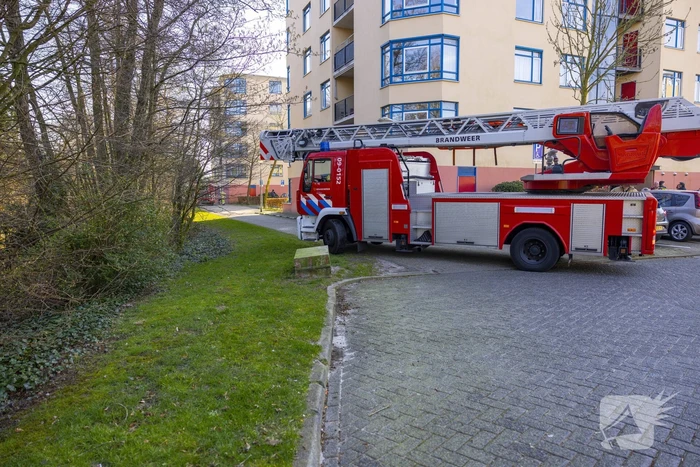 Brandweer blust brand op balkon