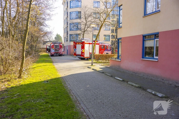 Brandweer blust brand op balkon