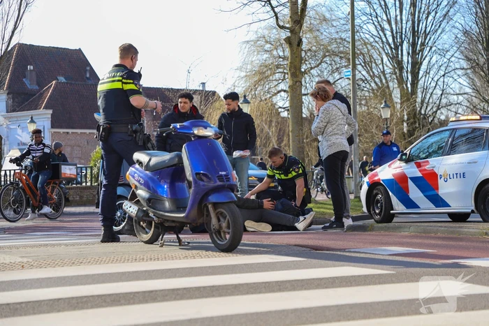 Flinke file na botsing tussen scooter en auto