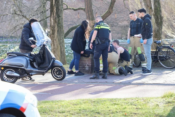 Flinke file na botsing tussen scooter en auto
