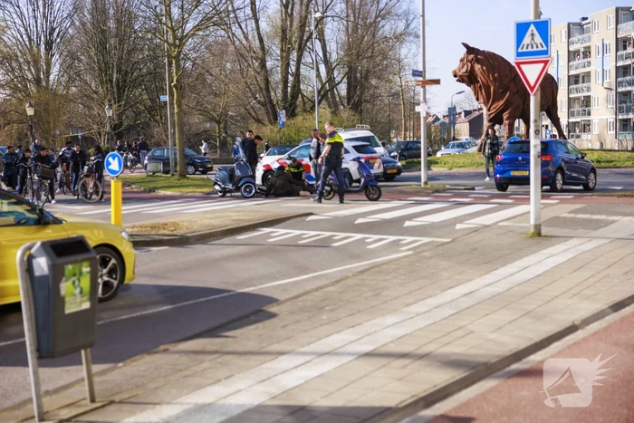Flinke file na botsing tussen scooter en auto