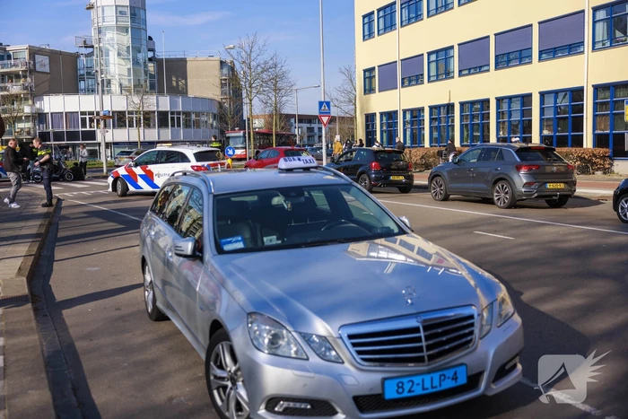 Flinke file na botsing tussen scooter en auto