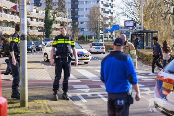 Flinke file na botsing tussen scooter en auto