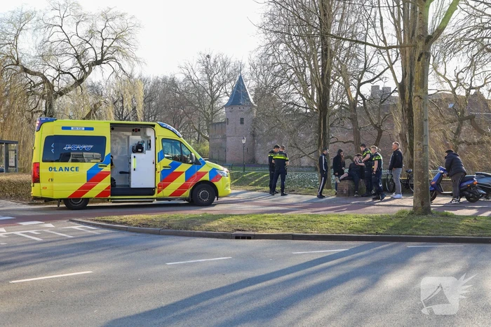 Flinke file na botsing tussen scooter en auto