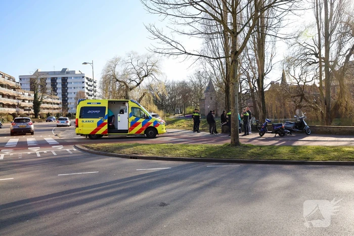 Flinke file na botsing tussen scooter en auto
